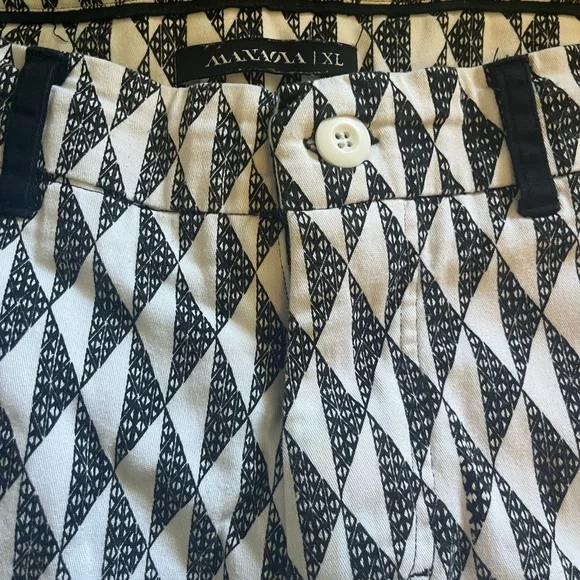 Manaola Black and White Geometric Men Shorts
Like a 
36 and fits perfectly 🤙🏾 - Picture 2 of 7